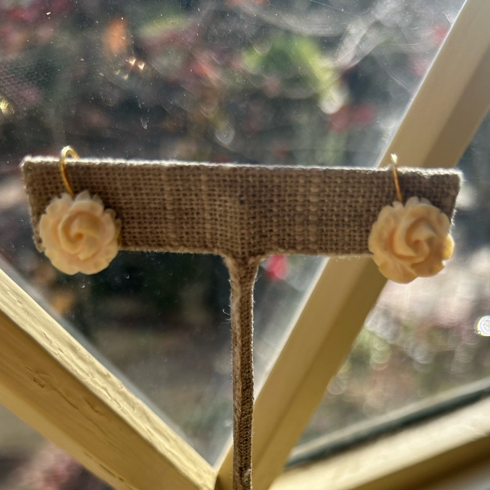 Vintage 14kt Ivory Flower Screw back Earrings